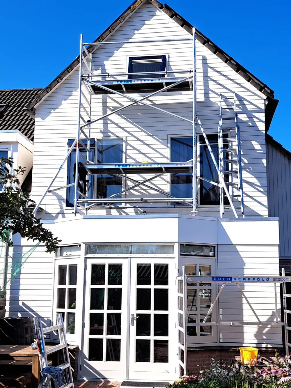 Houten gevel tijdens zorgvuldig buitenschilderwerk