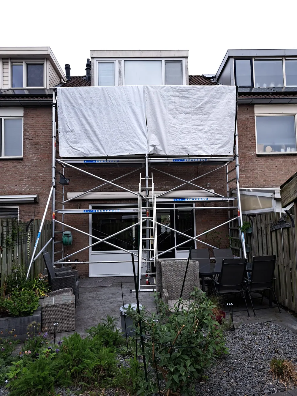 Afgeschermde steiger voor veilig buitenschilderwerk