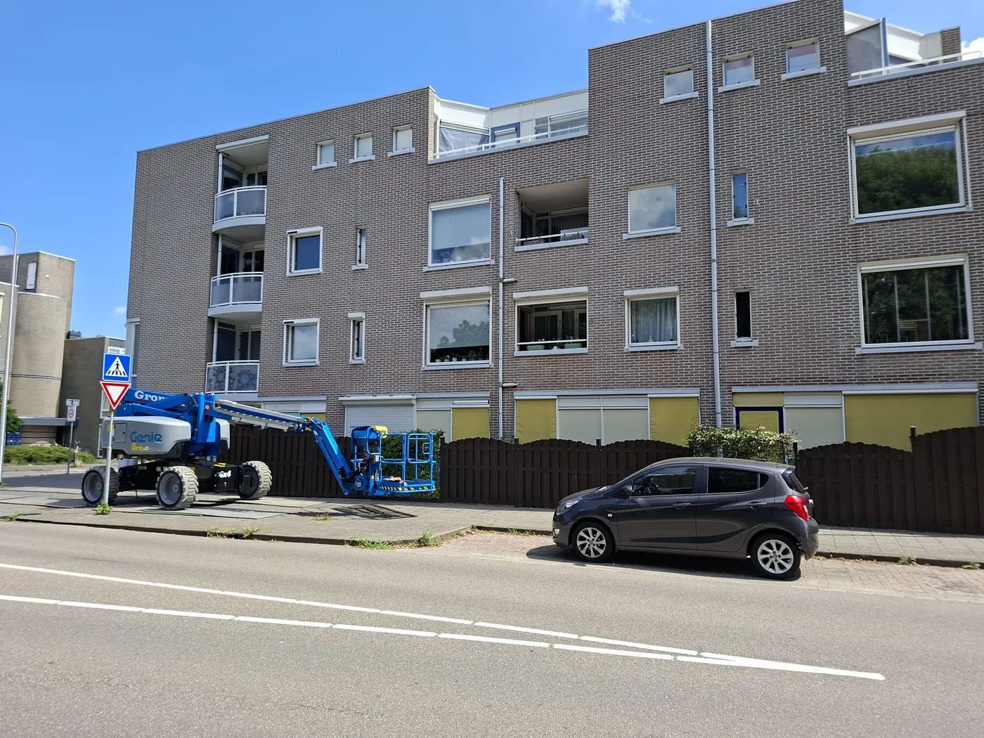Appartementencomplex tijdens planmatig schilderonderhoud